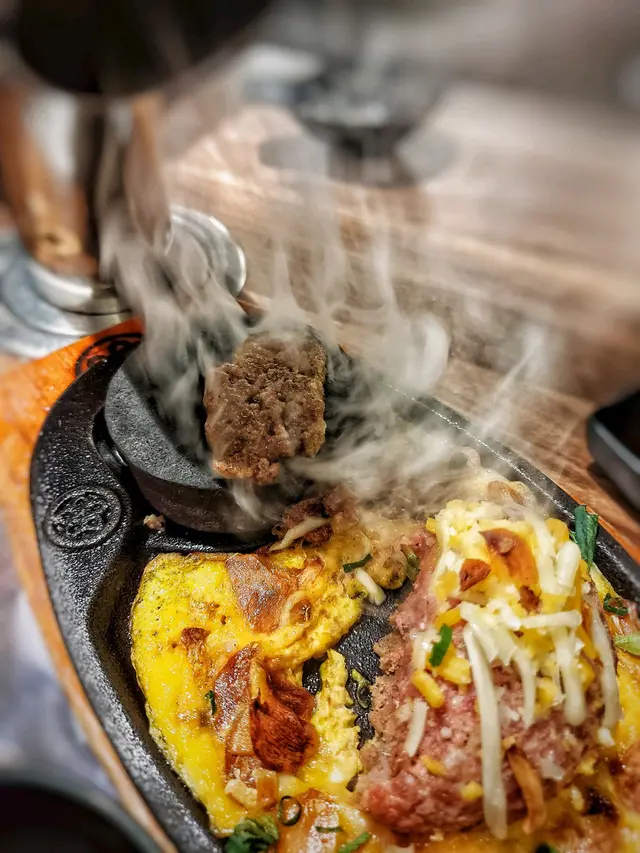 芝士蛋蒜和牛漢堡扒