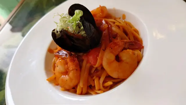 青口鮮甜，蝦大隻，爽口彈牙，茄汁味濃，意粉入味