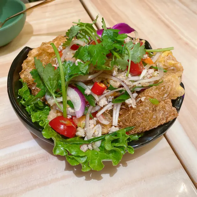 酸辣肉碎炸旦沙律