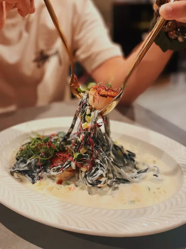 輕煎北海道刺身帶子水牛芝士汁手工墨魚麵