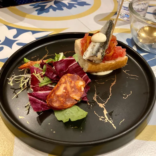 沙甸魚脆多士配辣肉腸沙律