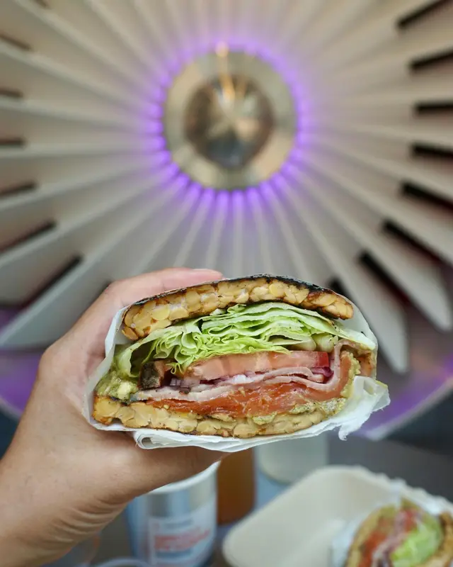 煙三文魚牛油果漢堡