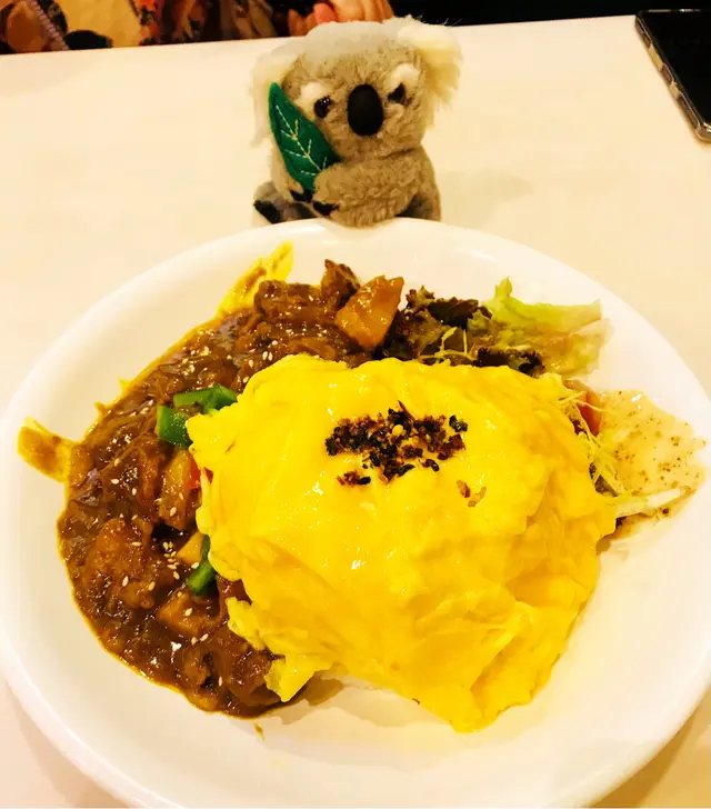 牛腩好冧.咖喱好香洋蔥味.唔辣.有啲似日本咖喱.啲蛋都好滑👍😋😋