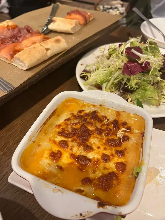 肉醬千層麵配田園沙律