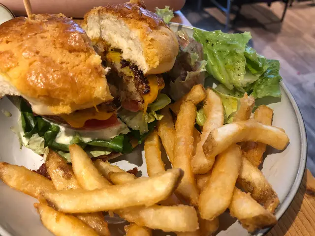 秘製牛油果醬蟹餅漢堡