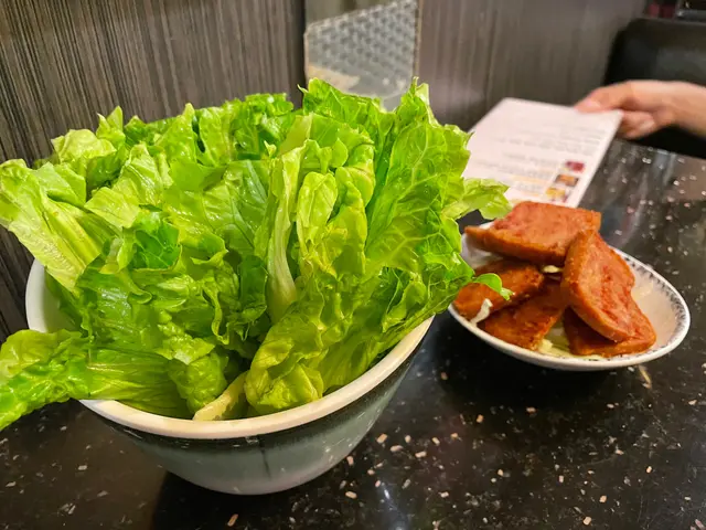 唐生菜、脆炸午餐肉