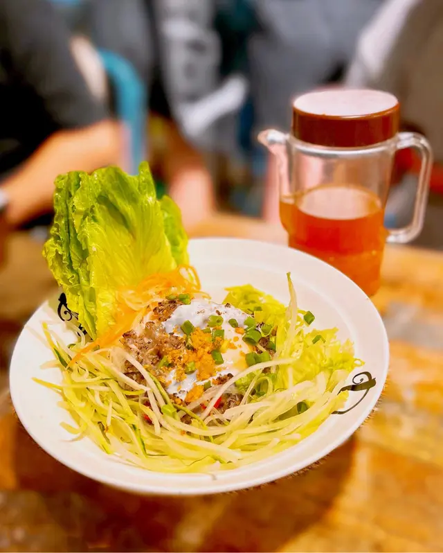 招牌古法窩蛋烤牛肉生菜包撈檬