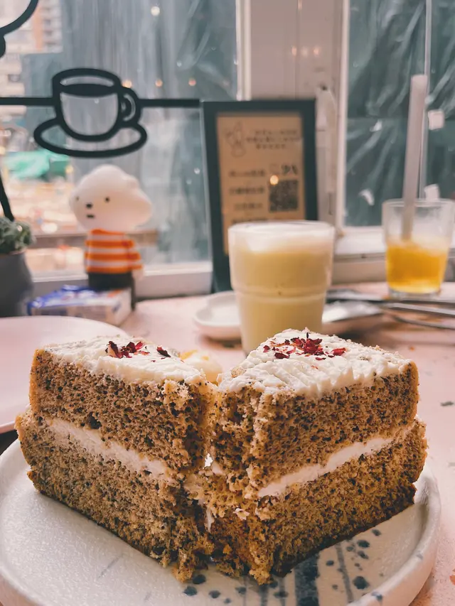 可以話係依間鋪既王牌✨蛋糕咬落軟綿綿🥺而且伯爵茶好濃郁.同某大型蛋糕鋪既60幾蚊件有得比😋但依到可以任食！！