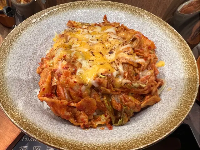 大大碗足夠配漢堡扒食，芝士泡菜豬肉本身也足夠味美