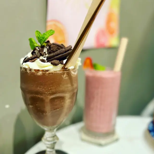 Signature Deluxe Chocolate w/ Oreo Smoothie