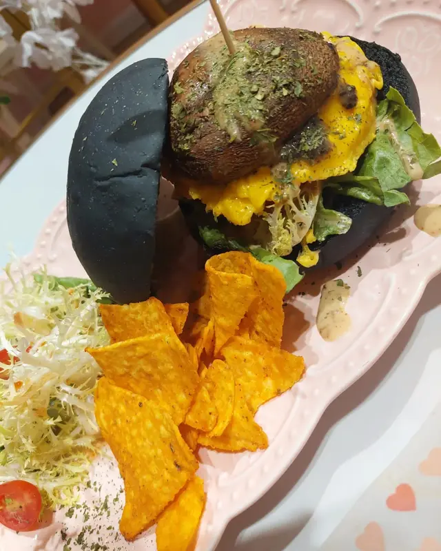 黑松露炒蛋大啡菇芝士竹炭漢堡配墨西哥脆片