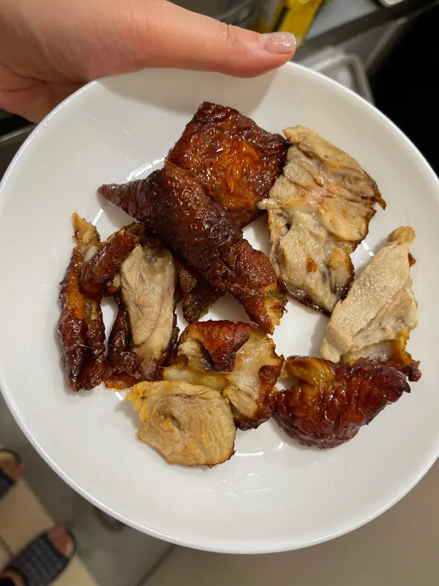 外賣叫了片皮鴨，但係佢哋係片一個兩吋厚嘅肉，又老又硬，完全食唔到