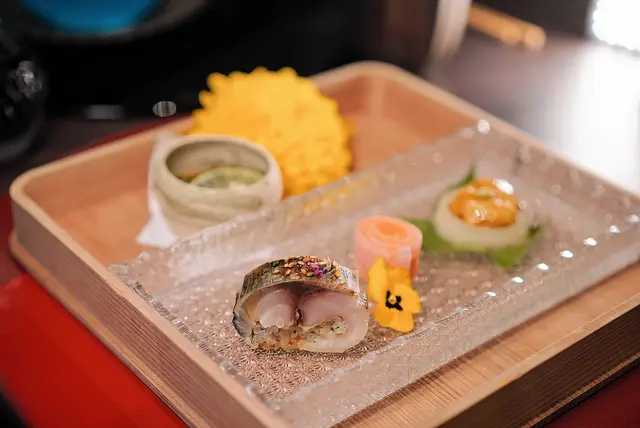 甘酢水雲蓴菜 · 海膽豆腐 · 鯖魚棒壽司