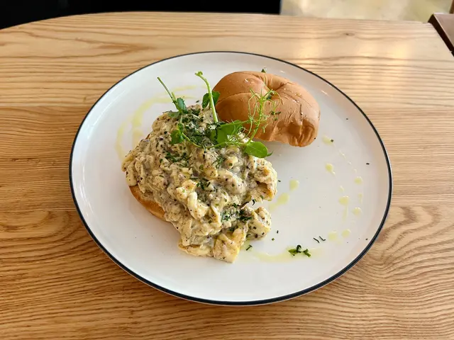 黑松露炒蛋配水泡麵包