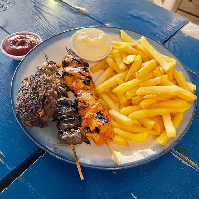 招牌地中海三式燒烤串配沙律及薯條 Mixed Grill Skewers