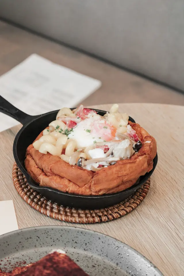 煙肉溫泉蛋忌廉扭紋通粉配荷蘭鬆餅