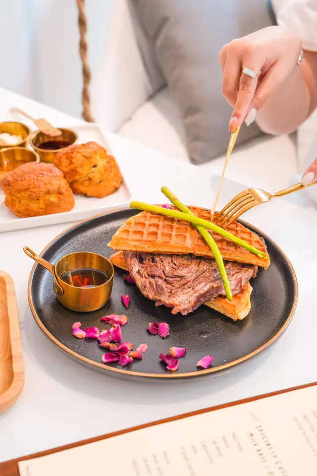 自家製窩夫配澳洲頂級肉眼扒 (250g)