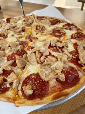 辣肉肠蘑菇pizza