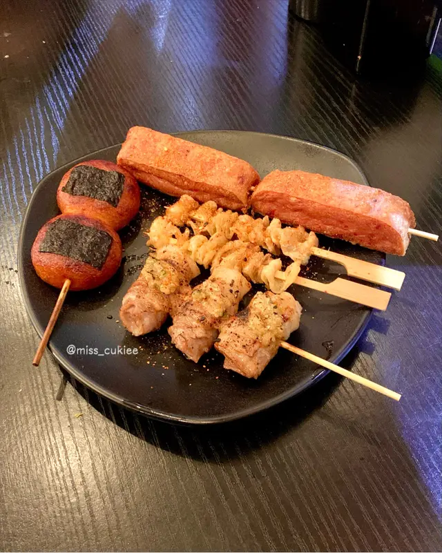 醬汁燒年糕串 (HK$28/串)、香脆午餐肉 (HK$28/串)、燒雞皮 (HK$30/2串)、五花腩肉串2.0  (HK$28/串)