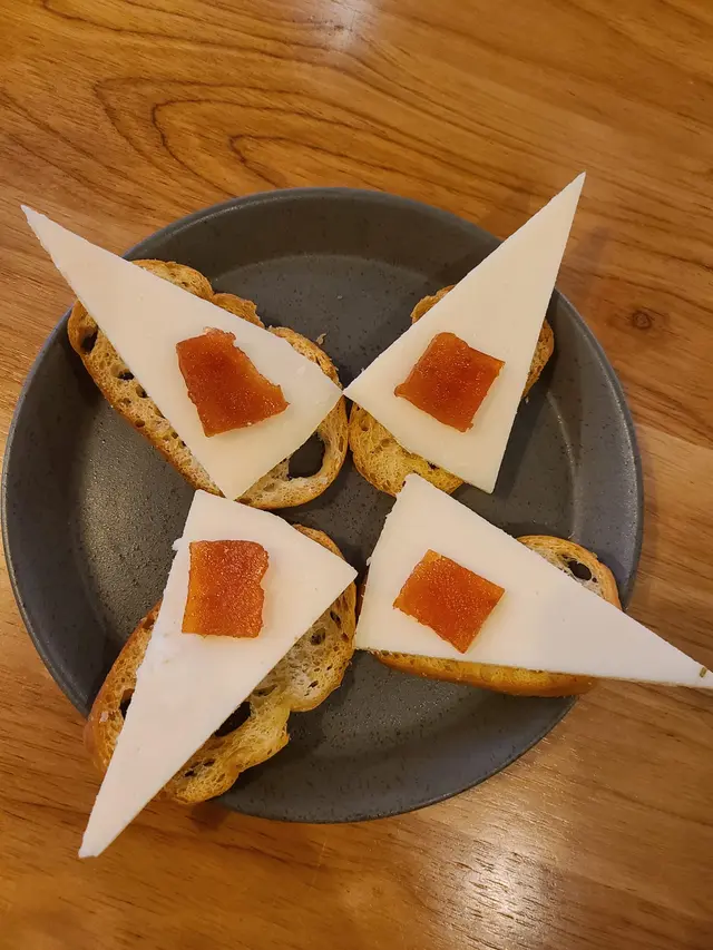 羊奶芝士配木梨果蓉多士