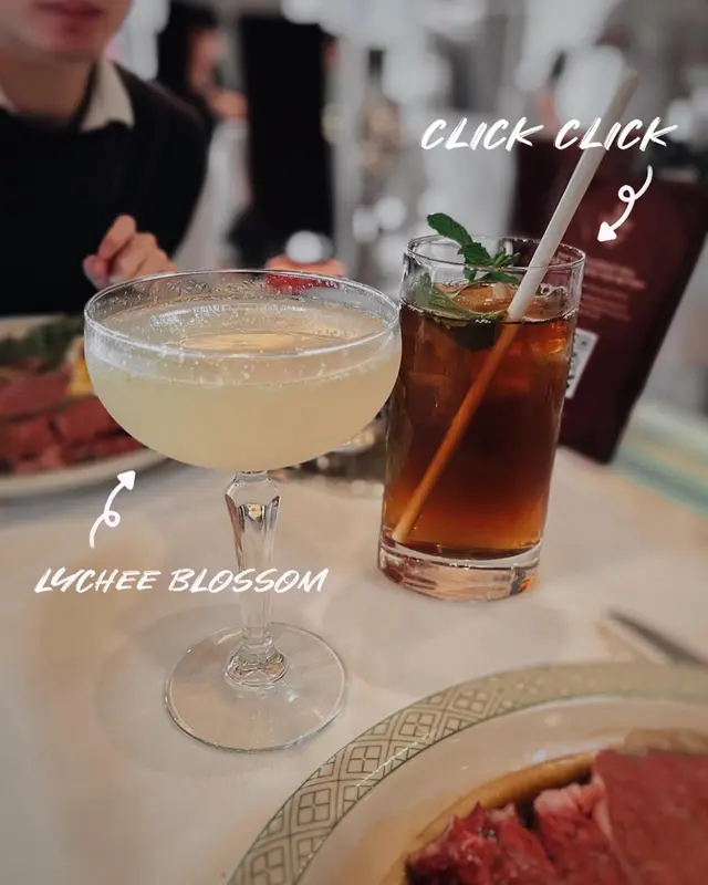 🌟Drinks: 🌈- Click Click $78 (8.5/10) (6/10) Apple Juice, fresh lime, breakfast tea, mint leaf No.1小編覺得幾好飲🤣浸味好熟悉 甜度適中 與其話淡口比較似係清新🤣 但No.2小編覺得一般 依個Mocktail本身係期待好清新嘅味道 但飲落好似食香口膠咁款嘅清新 好淡 唔甜 🌈- Lychee Blossom $108 (8/10) Lychee liqueur, vodka, lychee