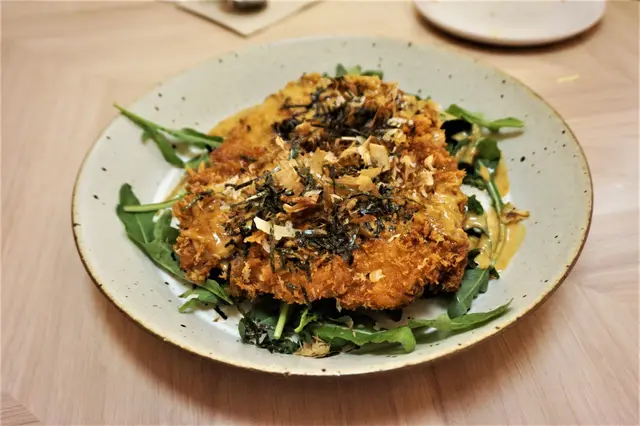 吉列鹿兒島豚肉配火箭菜、木魚絲及自家製豚肉汁