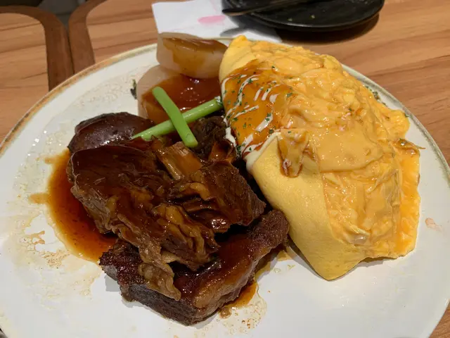 燉牛肋愒蛋包飯