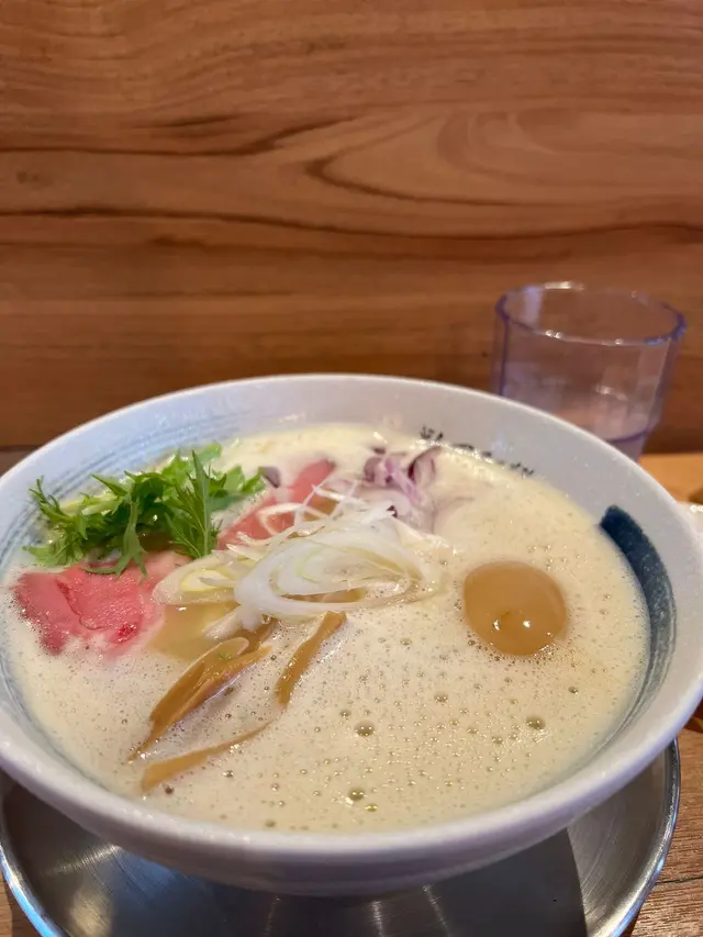 🐔
最受歡迎嘅雞白湯果然好值得期待，面頭嘅泡沫令麵體變得非常滑身
湯底好濃厚，但食落嘅負擔感唔重，唔會好鹹好膩
拉麵嘅小麥味好香好突出，會想特登咀嚼耐啲去感受佢嘅香氣
叉燒嘅煙燻味同雞湯配合得好好
雞胸肉亦唔會柴，口感軟嫩