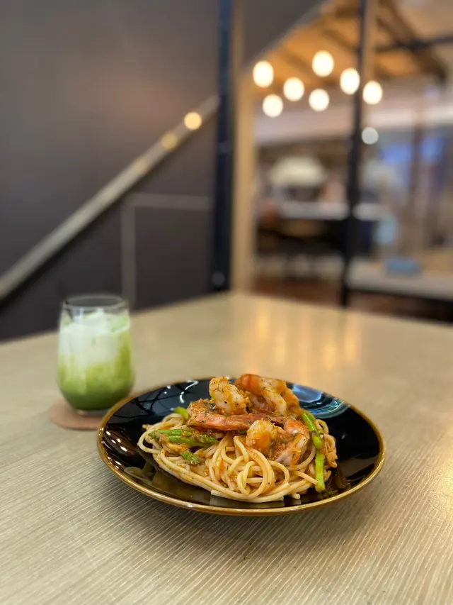 香煎虎蝦配蘆筍辣蕃茄汁意粉