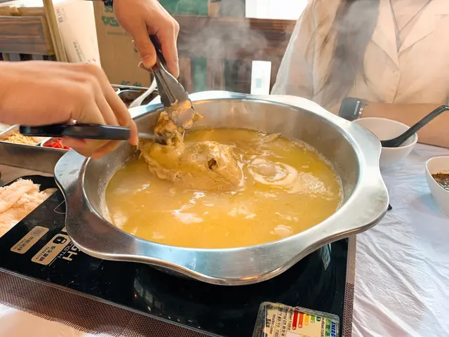 上枱後,店員好貼心地幫我地剪開隻雞,方便食用