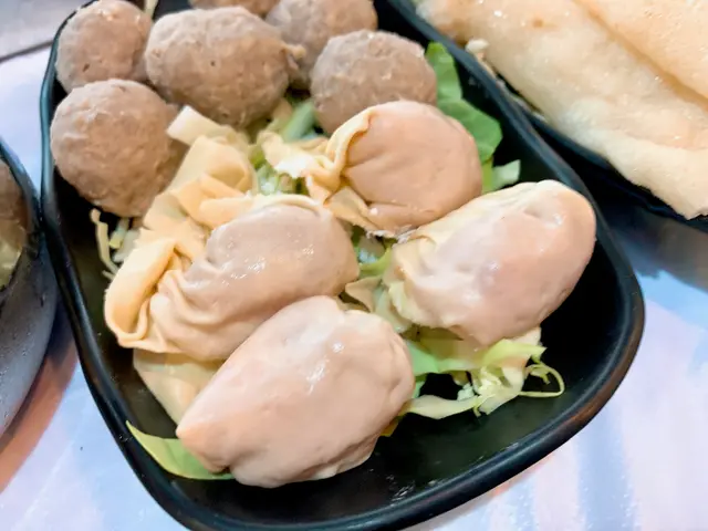 雖然餃子唔係好大,
但係都幾足料,
除左鮮豬肉外,每隻都食得到三粒帶子仔,不錯吃!