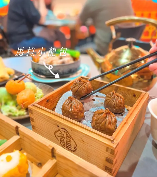 🌈- 馬拉小籠包(9/10) $36 啡啡地 細細粒 望落以為冇乜汁 (rhyme 咗😂) 咬落竟然爆汁😛 好juicy!好足肉味! 兩個字 推介!🤩