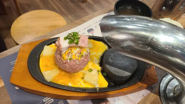 菠蘿煙肉和牛漢堡扒