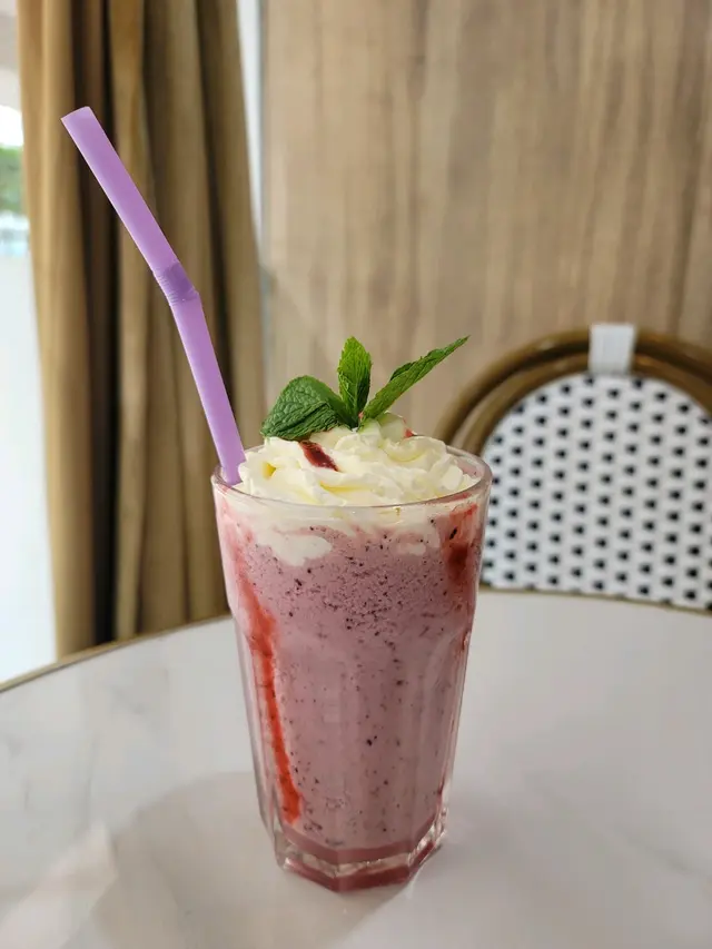 士多啤梨藍莓奶昔$24(跟餐價錢)