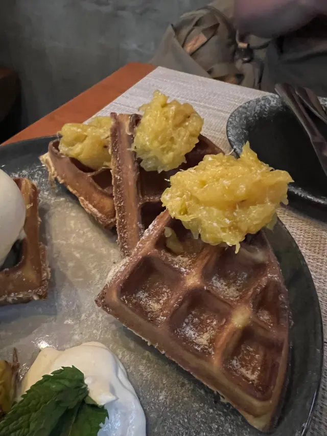 話梅菠蘿醬配窩夫及雪糕