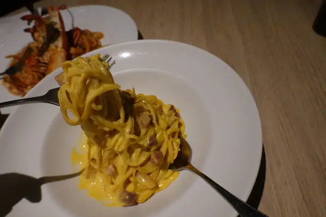 蛋黃芝士汁伴風乾煙肉粒自家製幼麵