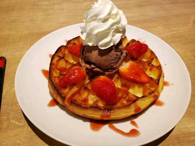 士多啤梨窩夫配朱古力雪糕