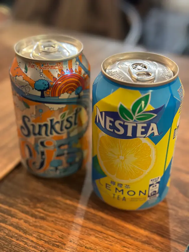 罐裝橙汁 $18;罐裝檸檬茶 $18