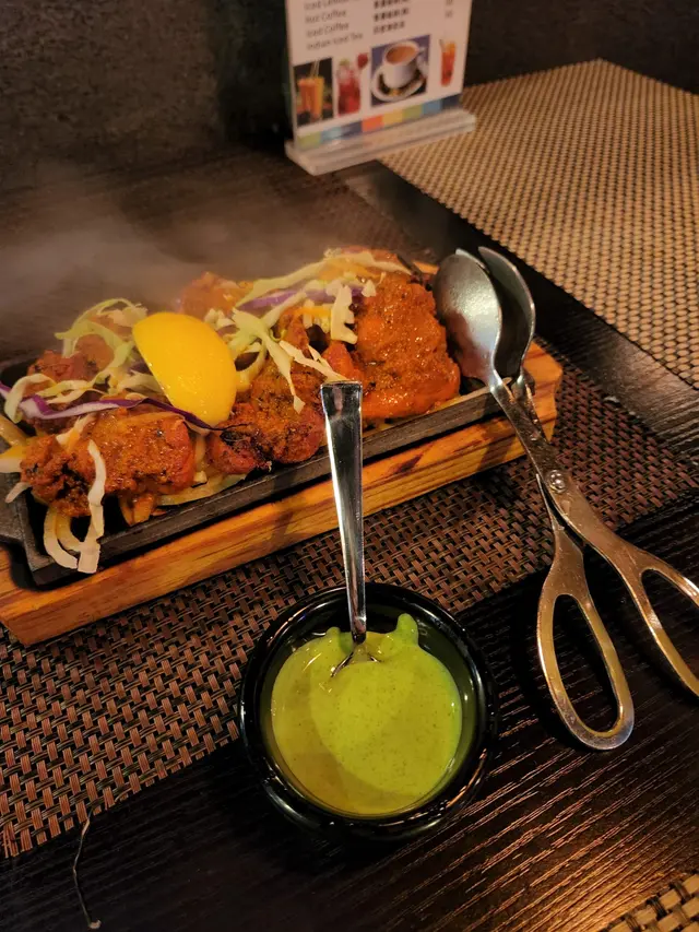 鐵板上菜，見到有成8件大大舊雞塊😵😵
鐵板岀大煙勁過我地平日食鐵板牛扒呀😛
雞件印度香料醃製，好惹味可口