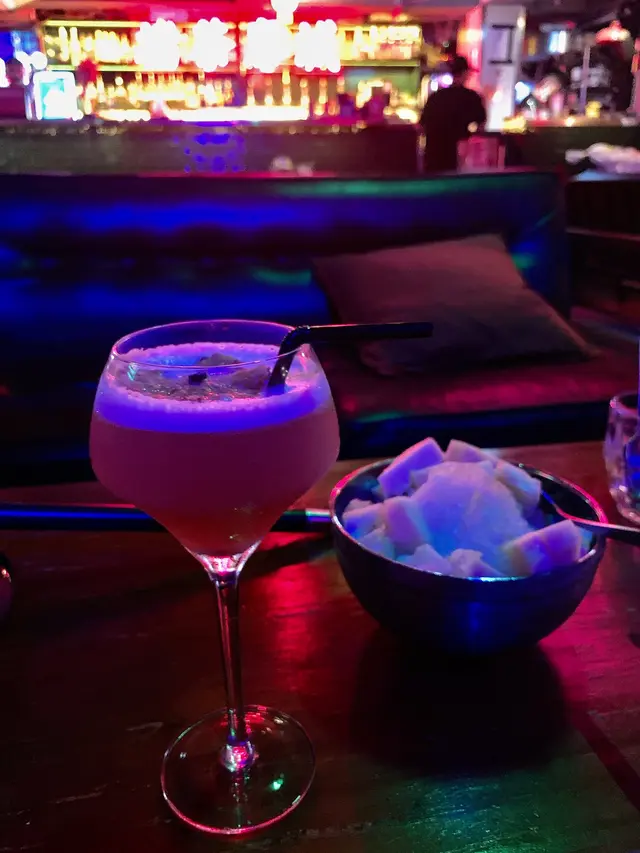 由 Gin、Earl grey、Pineapple、Sour Apple 調配而成，
面頭放咗塊菠蘿乾和八角，賣相好優雅～
Bartender 介紹可以就咁飲，😂
入口會比較Fruity d，
如果想重口啲，可以將八角浸埋落去，
咁就會gentleman d～伯爵茶嘅層次感更突出。😎