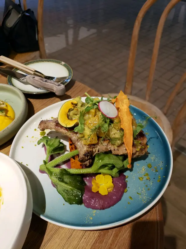 香煎慢煮西班牙黑豚鞍  蜜桃牛油果莎莎