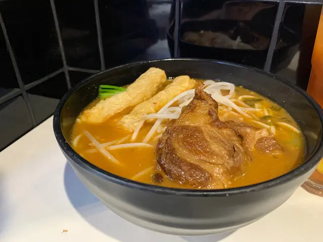 酸辣豬軟骨墨魚卷米線