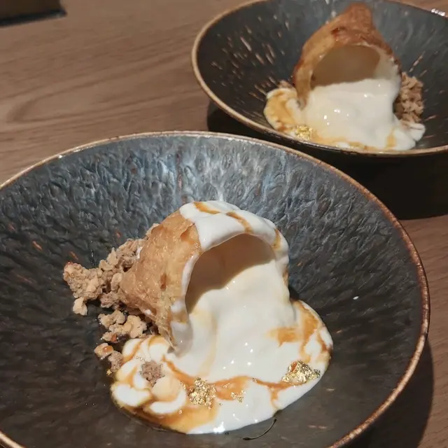 外層為香脆日本豆腐皮,盛滿日本豆乳奶油製成嘅奶凍,加上杯芽白朱古力,增加口感,配以日本黑糖同豉油做嘅漿,層次幾豐富,幾有驚喜。果然名不虛傳,幾好食!