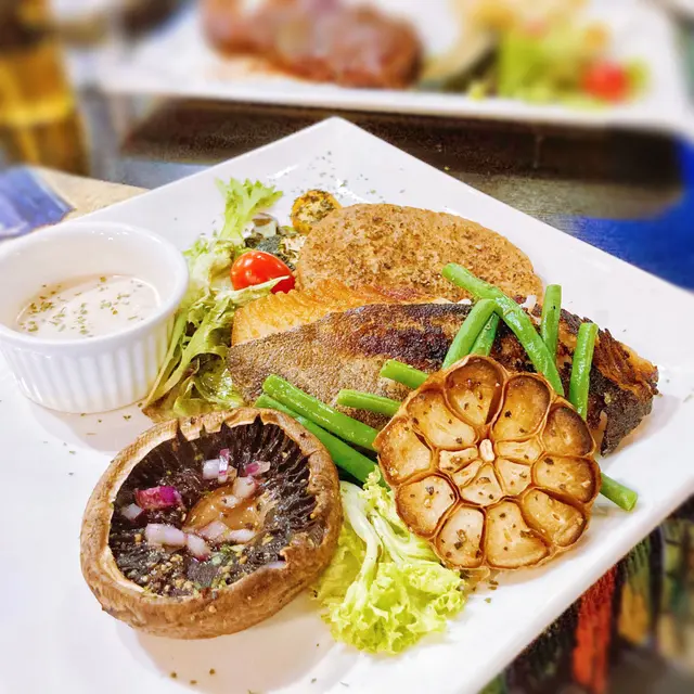 炭燒素漢堡扒慢煮格陵蘭比目魚柳伴炭燒洋蔥焗大啡菇