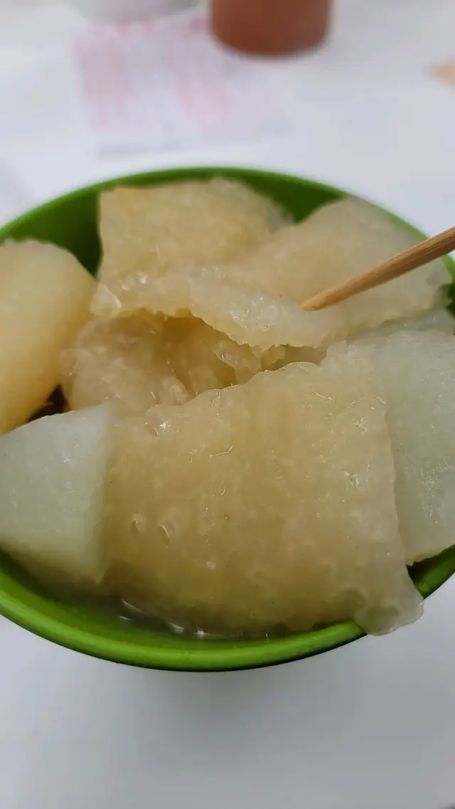 咬入蘿蔔， 蘿蔔的甜味由口慢慢滲出嚟