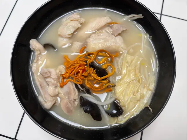 蟲草花胡椒杞子雞肉配豬骨湯米線