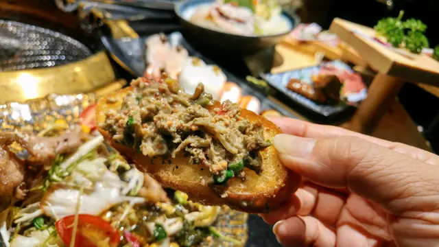 蒜蓉包塗滿甲羅燒