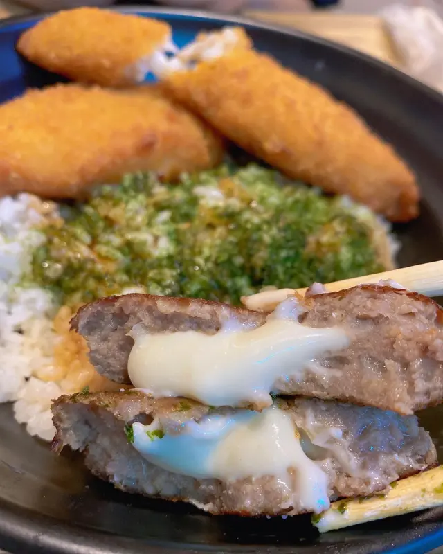 流心芝士漢堡扒拼吉列魚柳飯