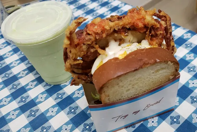 脆炸軟殼蟹滑蛋吐司