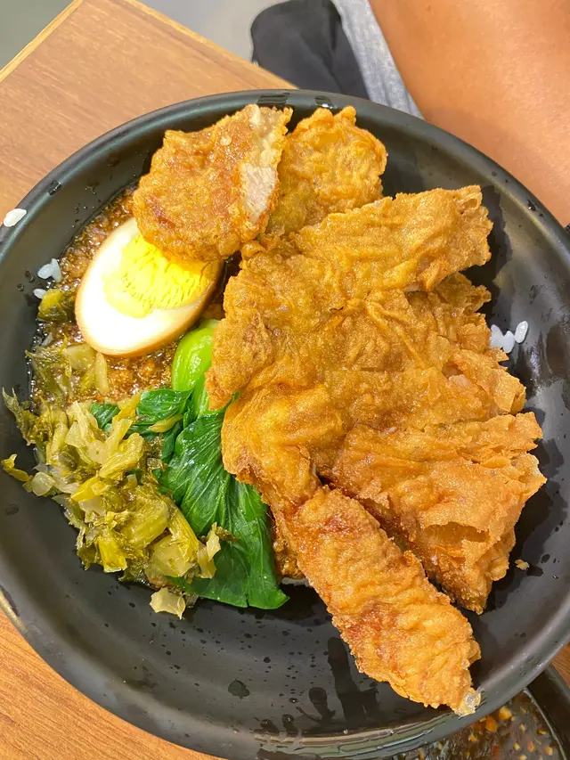 酥炸豬扒肉燥飯